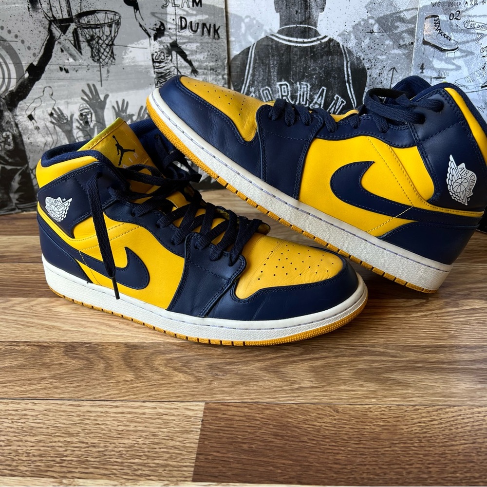 2012 AirJordan 1 Mid Michigan sneakers 554724-707 - Picture 3 of 13